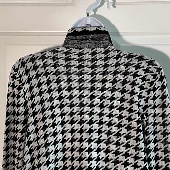 Black🖤 & 🤍White Houndstooth Cardigan - Picture 4 of 9
